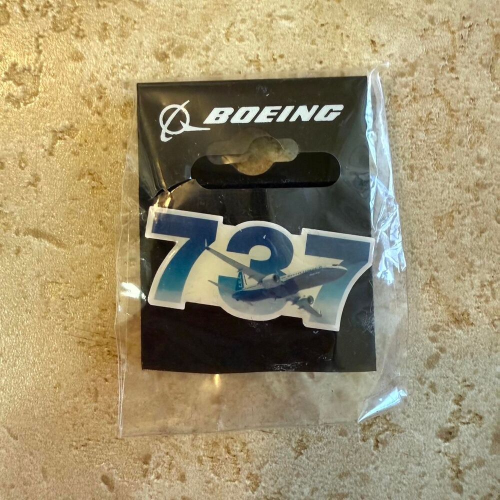 BOEING 737 Pin New In Package